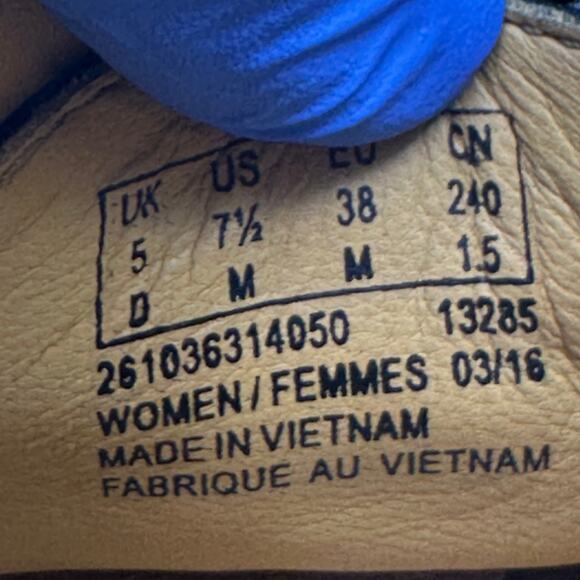 Clarks Women's 7.5 Leather Boot Gum bottom Black Leather - Picture 7 of 7